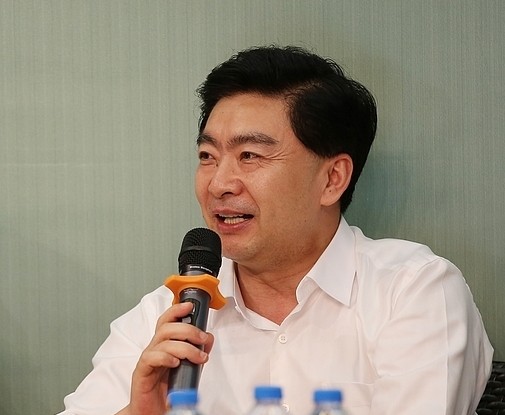 读书月 王荣向市民荐书《深圳梦》