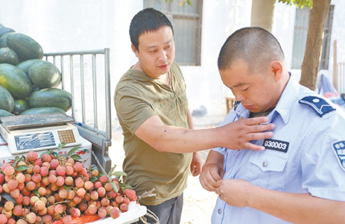 洛阳小贩与城管互换角色后的特别体验