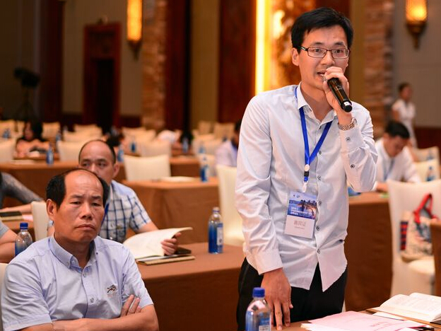 与会人员与嘉宾现场交流