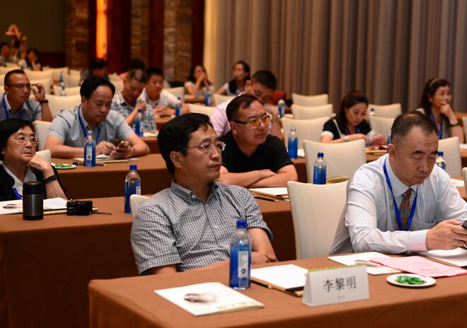 与会者聆听主题演讲