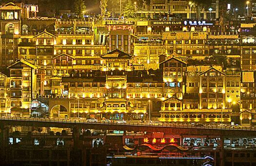 重庆现仿若《千与千寻》奇幻街景 如美如画