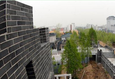 武汉一大学斥资400万建校内千米“长城”