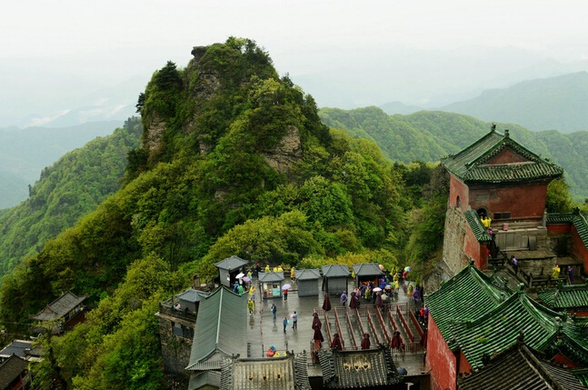 金顶俯瞰烟雨武当山