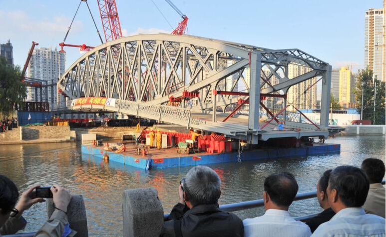 上海107岁浙江路桥复位苏州河 引市民围观