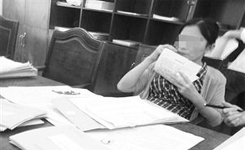 海南法院工作人员嗑瓜子不理人 回应称当事人患病