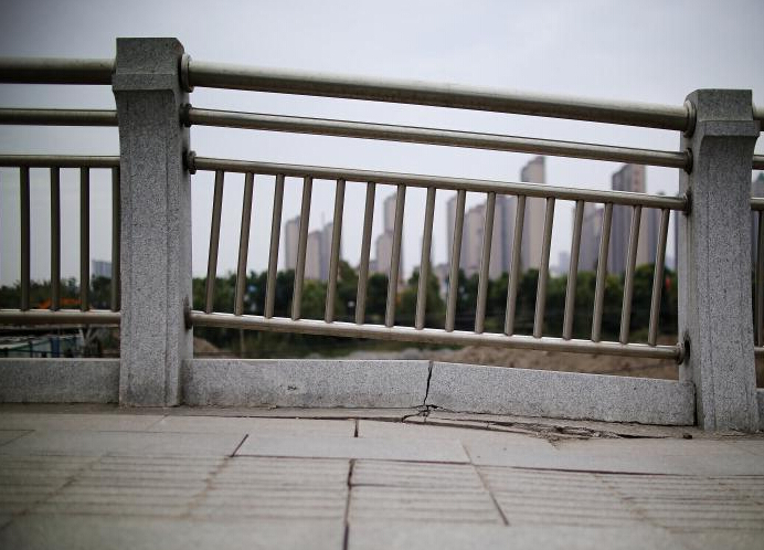 江苏南通静海大桥引桥下沉10厘米