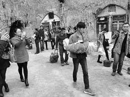 爱心人士接力救助烧伤女婴