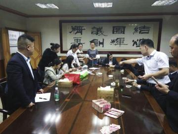 老人撕碎4万多元续：银行加夜班8天拼回37900(图)