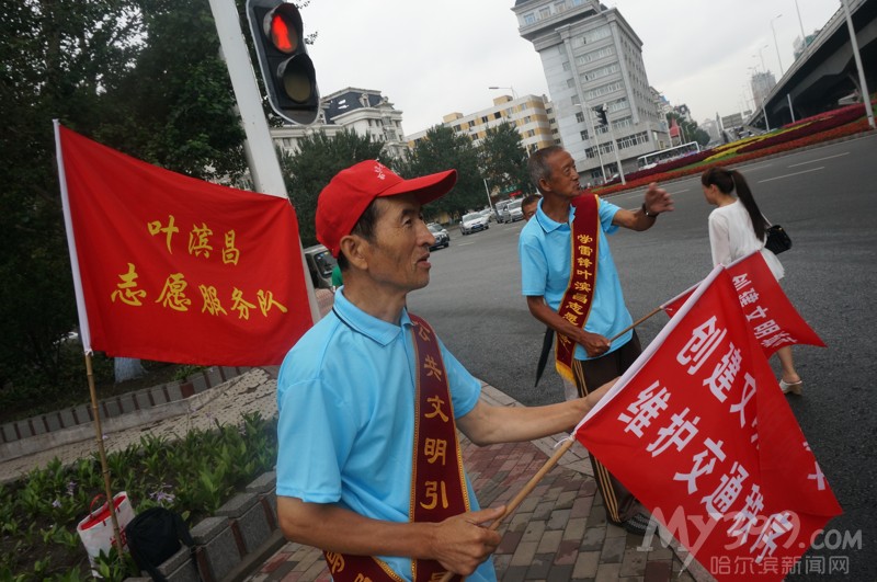 雷锋老人上街倡文明