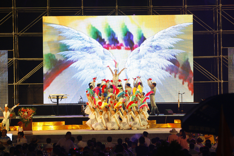 哈尔滨国际啤酒节开幕 万名游人举杯共饮