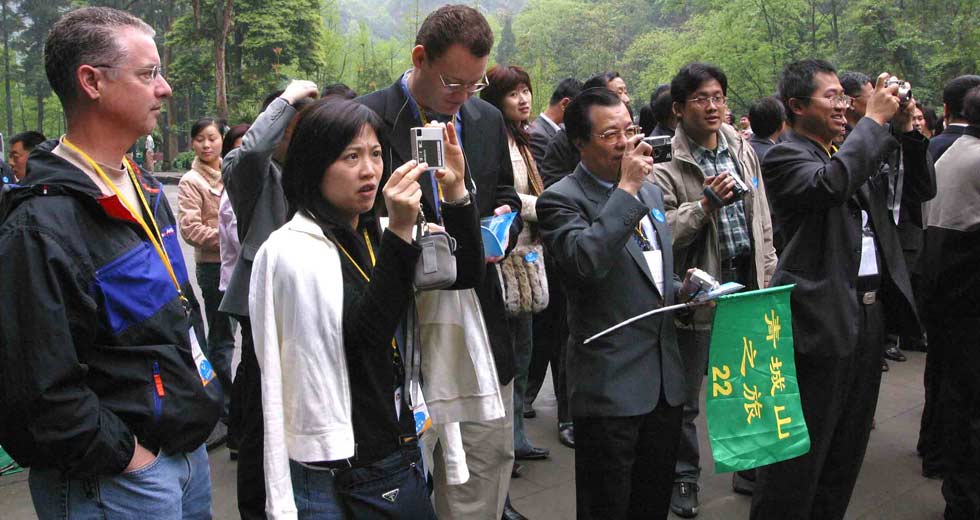 中外游人聚集青城山