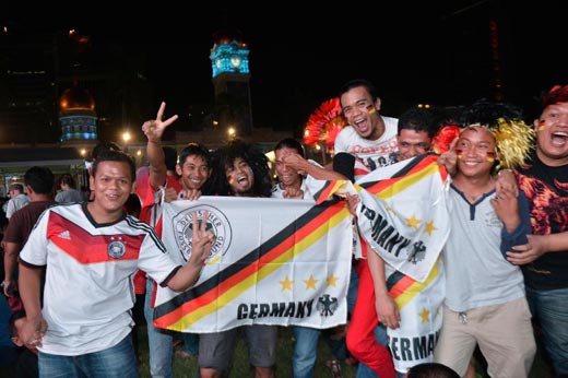 马来西亚总理纳吉布与万名球迷齐聚观看世界杯