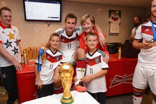 德国夺冠后更衣室庆祝