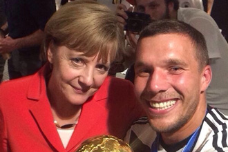 德国总理默克尔与队员庆祝夺冠