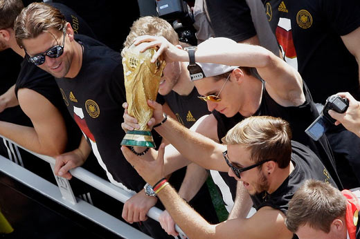 王者归来！德国队抵柏林 拉姆手捧金杯