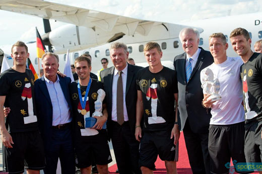 德国欢庆移师慕尼黑 小猪下跪深情亲吻土地