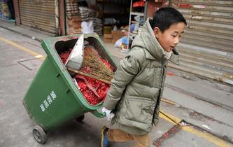 合肥11歲男孩寒假幫爺爺奶奶當&ldquo;環衛工&rdquo;