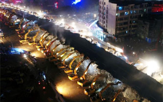 南昌一立交橋拆除 200余臺挖掘機同場工作