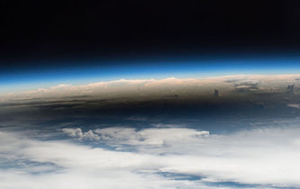 宇航员从空间站拍摄日食
