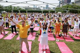 芝加哥举行国际瑜伽日活动
