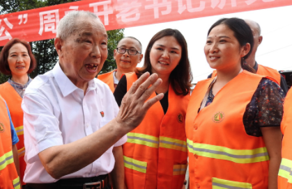 一双草鞋传递&ldquo;草根深情&rdquo;