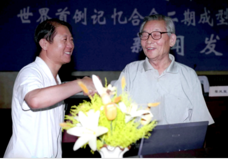 一袭白袍 百岁不悔