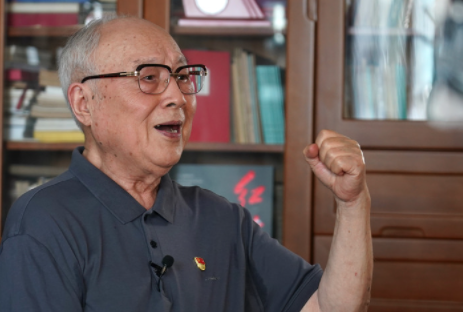 &ldquo;红旗&rdquo;指引 且歌且行