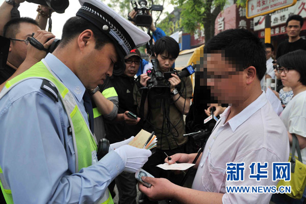 [热点冷眼]大人应该学学小学生怎么过马路