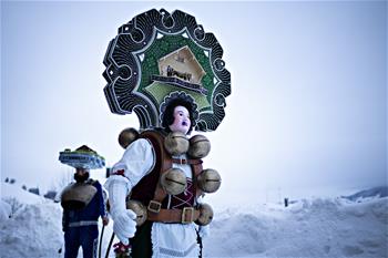 瑞士山村牛鈴聲裏慶新年