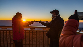 遊客雲集雲南雞足山頂賞日出美景
