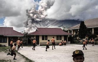 印尼锡纳朋火山爆发 学生淡定玩耍