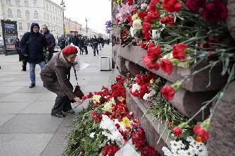 俄罗斯民众悼念圣彼得堡地铁爆炸遇难者