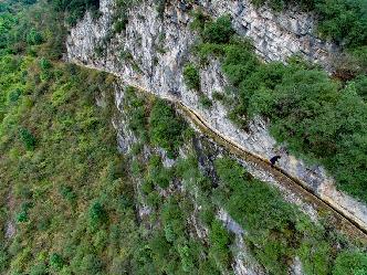 絕壁鑿&ldquo;天渠&rdquo; 壯志淩山河&mdash;&mdash;記貴州遵義市老支書黃大發