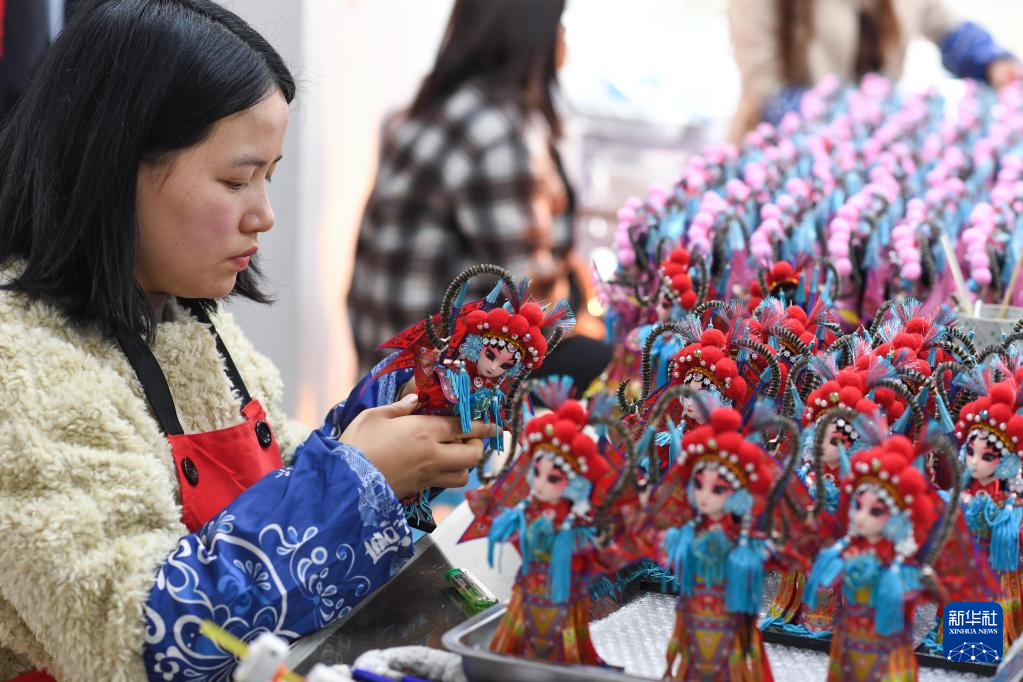 贵州惠水：制作“唐娃娃”促增收