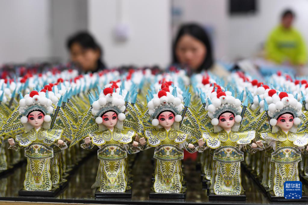 贵州惠水：制作“唐娃娃”促增收