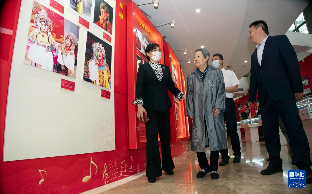 第六届中国文联知名老艺术家艺术成就展举办