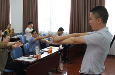 文干院老师带领学员做游戏