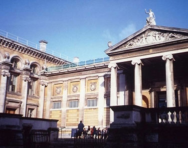 1682年，世界上第一个具有近代博物馆特征的博物馆——英国阿什莫林艺术和考古博物馆建立。