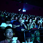 观众用手机发弹幕