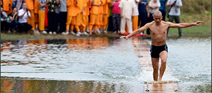 南少林武僧展示&ldquo;水上漂&rdquo;轻功