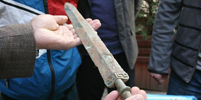小伙发现3000年前战国剑 上交文物部门获奖五百元