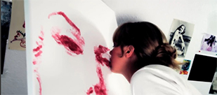 美国女子用唇描绘人物肖像