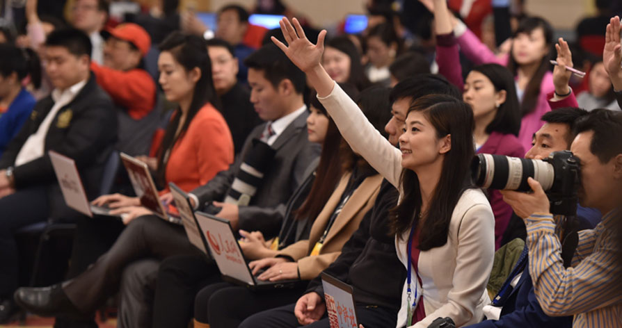 两会女记者:不拼颜值拼才华