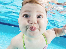 摄影师拍婴儿水下囧照