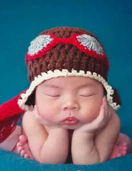 军人父亲为儿子拍照