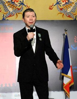 冯小刚获法兰西文学艺术骑士勋章