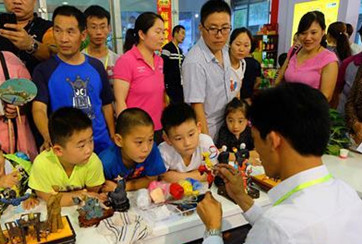 小读者在书展上