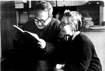 伉俪共读一册书