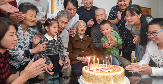 合肥：百岁老人过寿迎重阳