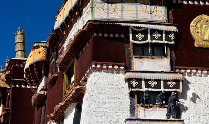 西藏布达拉宫迎来年度&ldquo;换装季&rdquo;